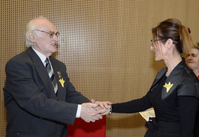 Agnieszka Dziarmaga, kierownik Ośrodka Edukacyjno-Muzealnego Świętokrzyski Sztetl odbiera gratulacje od Tomasza Miedzińskiego, prezesa Stowarzyszenia Żydów Kombatantów i Poszkodowanych podczas II Wojny Światowej