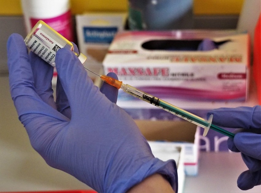 Koronawirus: W Koszalinie ruszyły szczepienia nauczycieli. Jak przebiegają? [WIDEO]
