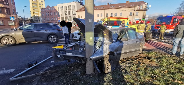 W zdarzeniu na rondzie Grunwaldzkim w Bydgoszczy nikt nie został poszkodowany, ale jedno z aut uderzyło w słup sygnalizacji świetlnej.