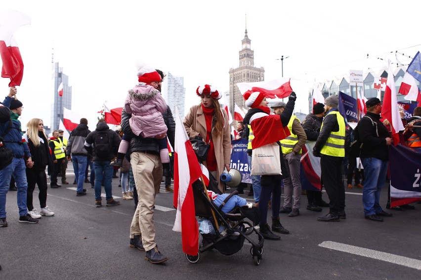 Co roku w Marszu Niepodległości w Warszawie uczestniczą...