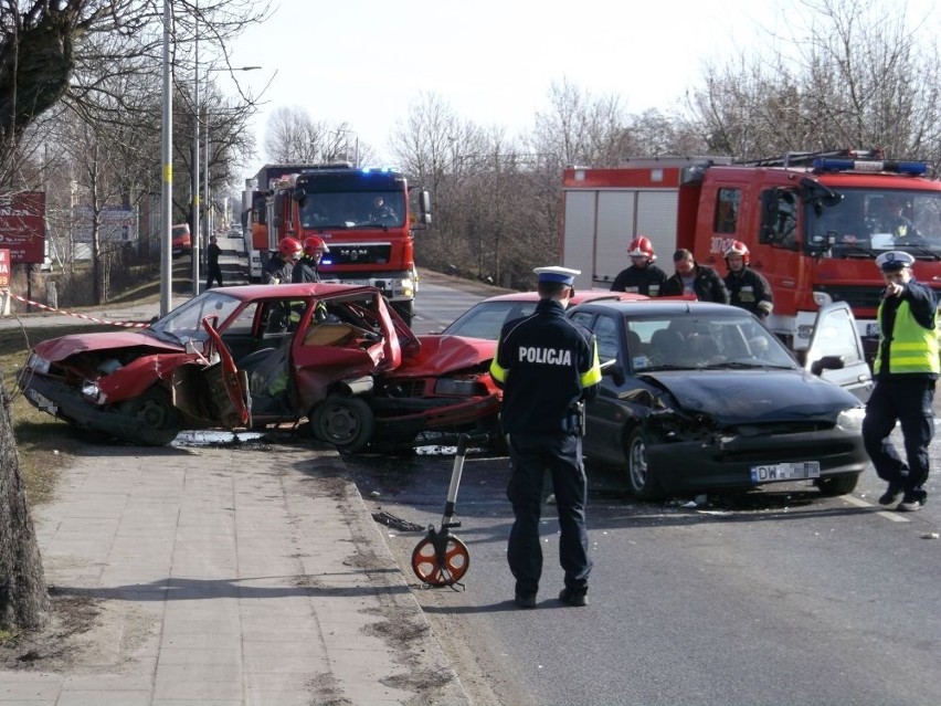 Wypadek na trasie Wrocław - Środa Śląska. BMW wjechało w inne auto [ZDJĘCIA]
