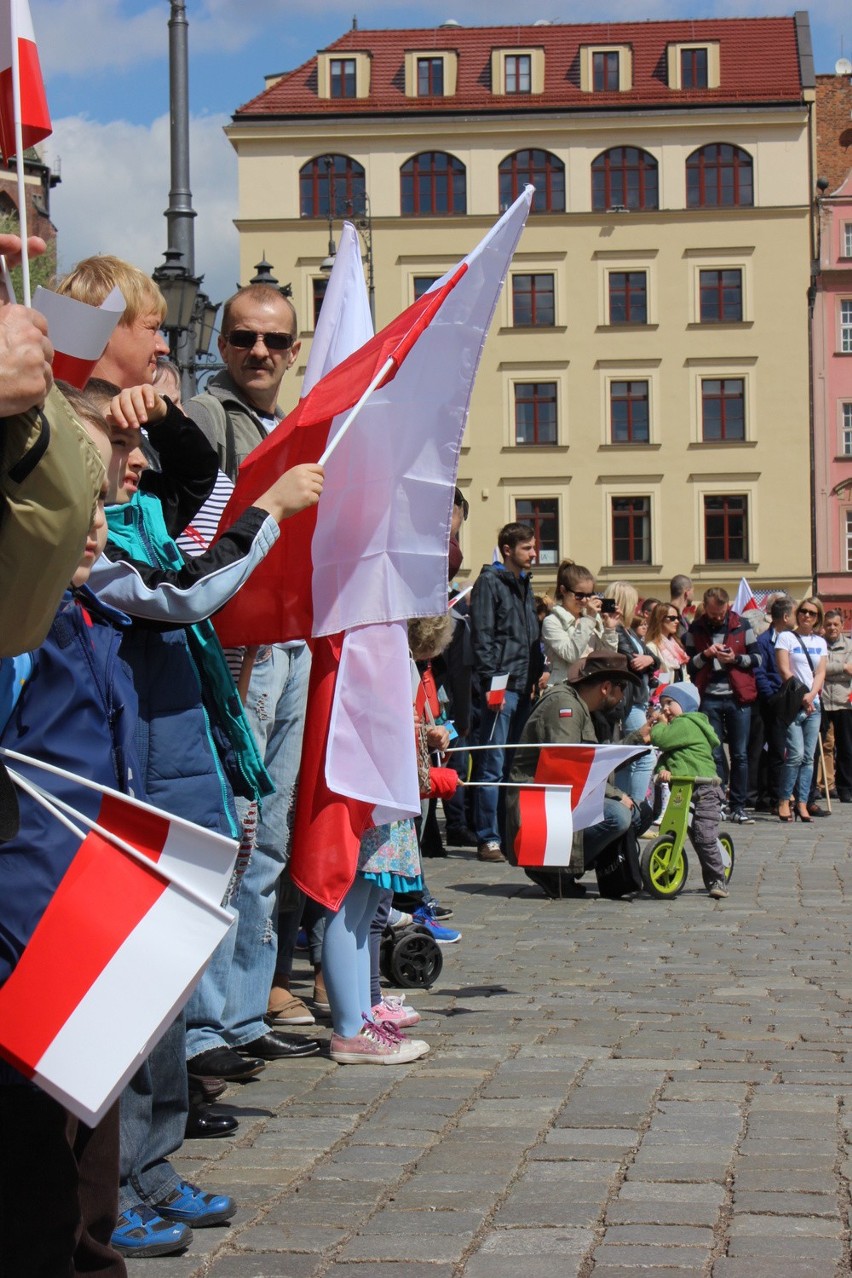 Obchody Dnia Flagi na wrocławskim Rynku (FILM, ZDJĘCIA)