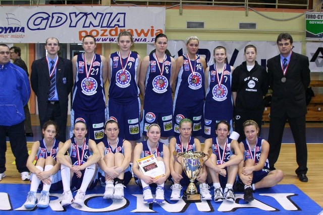 Srebrne medalistki mistrzostw Polski juniorek starszych z Gorzowa wraz z trenerem Robertem Pieczyrakiem (pierwszy z lewej w górnym rzędzie)