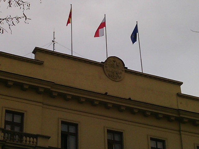 Flaga Unii Europejskiej wróciła na budynek urzędu wojewódzkiego.