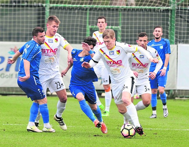 Piłkarze Jagiellonii (na biało) pozostają bez zwycięstwa w tym roku. Tym razem lepsi od nich okazali się rywale z rumuńskiego Panduri Targu Jiu, którzy wygrali sparing 1:0.