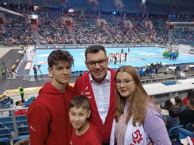 Marcin Marzec z dziećmi na meczu piłki ręcznej. Więcej zdjęć z jego życia i działalności na kolejnych slajdach.