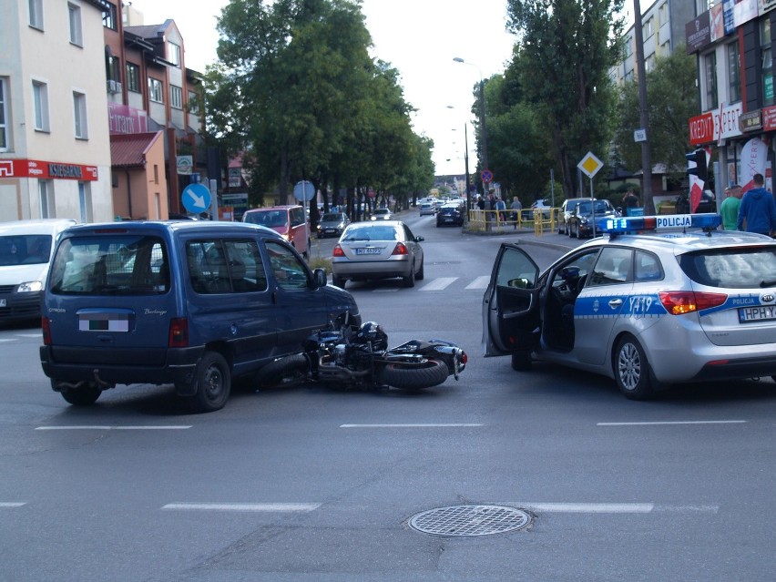 Wypadek w centrum miasta. Citroen zderzył się z motocyklem (ZDJĘCIA)
