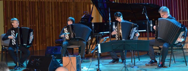 Kwartet Accordions 4 World.tworzą młodzi radomscy akordeoniści: Piotr Motyka, Piotr Poterała, Mikołaj Skopek i Miłosz Prusiński.
