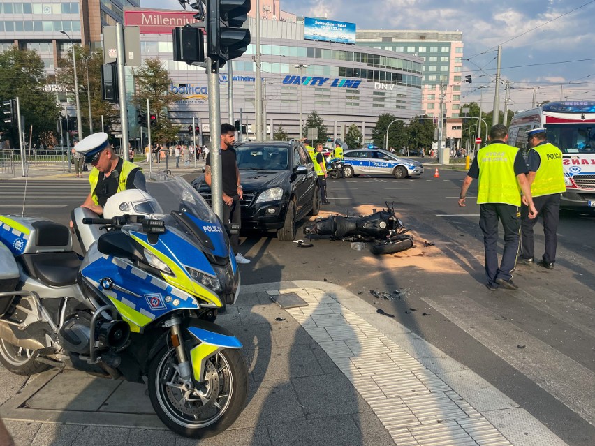 Wypadek motocyklisty z osobówką.