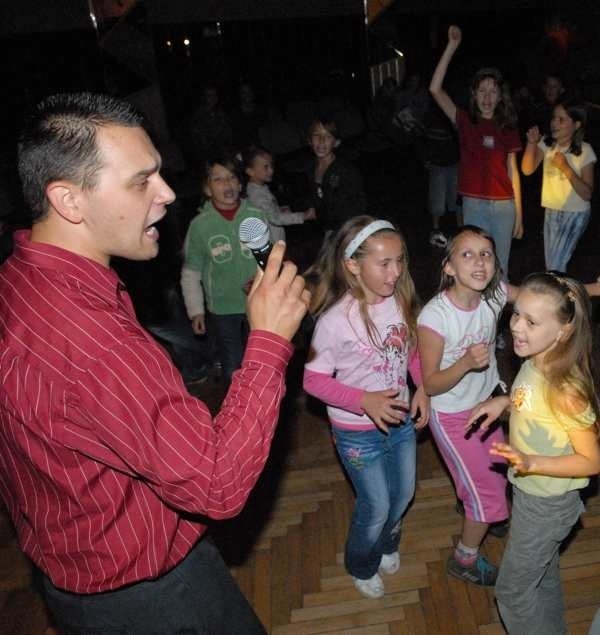 Sławomir Wojciechowski, wokalista zespołu No Problem z Dobiegniewa, uczy strzeleckie dzieci tańczyć w grupie