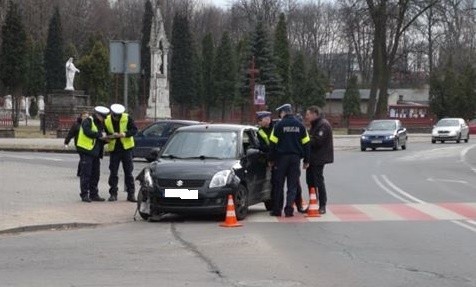 Sędzia z sądu w Zawierciu wjechała w drzewo. Była pijana,...