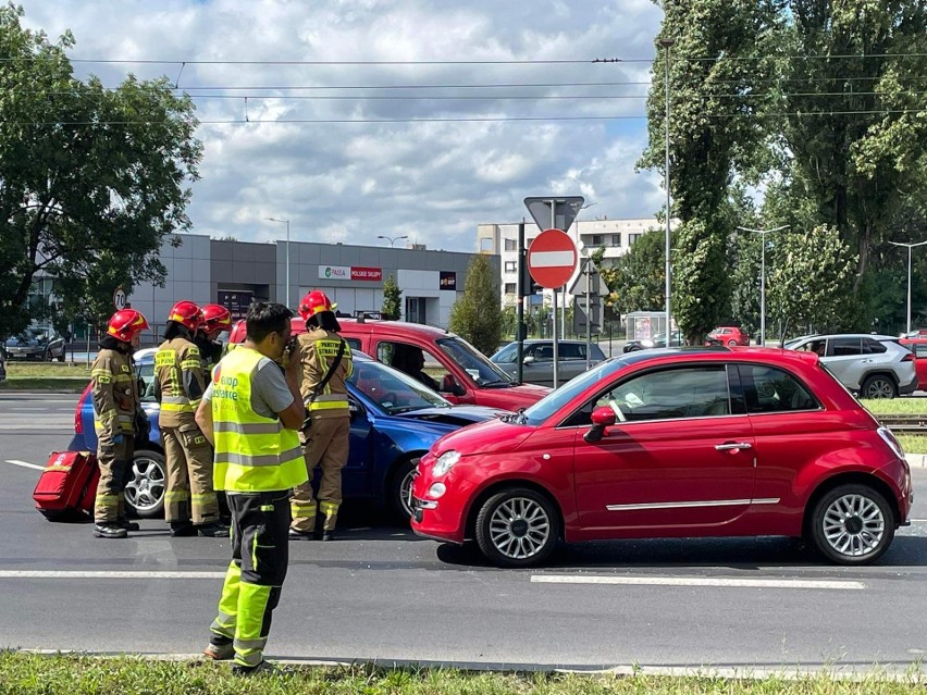 Na al. Pokoju w Krakowie zderzyły się dwa samochody. Są ranni. Uważajcie na utrudnienia