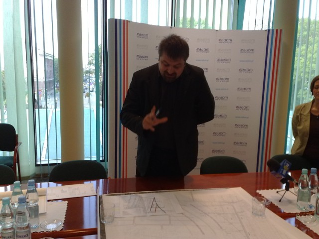 W trakcie konferencji prasowej Igor Marszałkiewicz, wiceprezydent przedstawił koncepcję budowy ciągu pieszo - jezdnego łączącego ulice Godowską i Gajową.