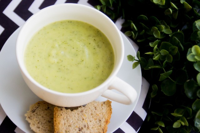 Krem brokułowo-cukiniowy to pomysł na pyszną, letnią zupę.