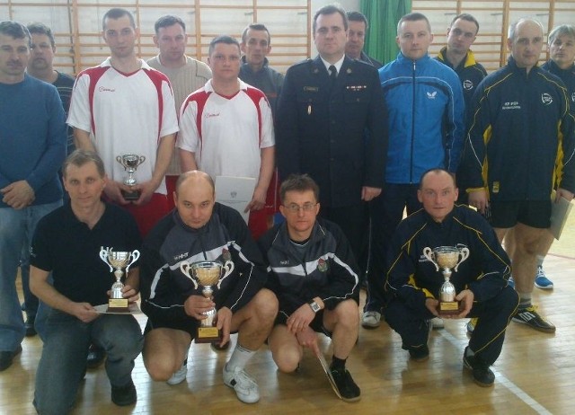 Uczestnicy wojewódzkiego finału tenisa stołowego we Włoszczowie z komendantem powiatowym strażaków Mirosławem Heliaszem. 