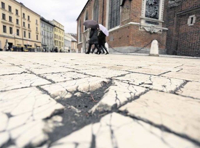 Tak wygląda kostka przed kościołem Mariackim. Po zimie może być jeszcze gorzej