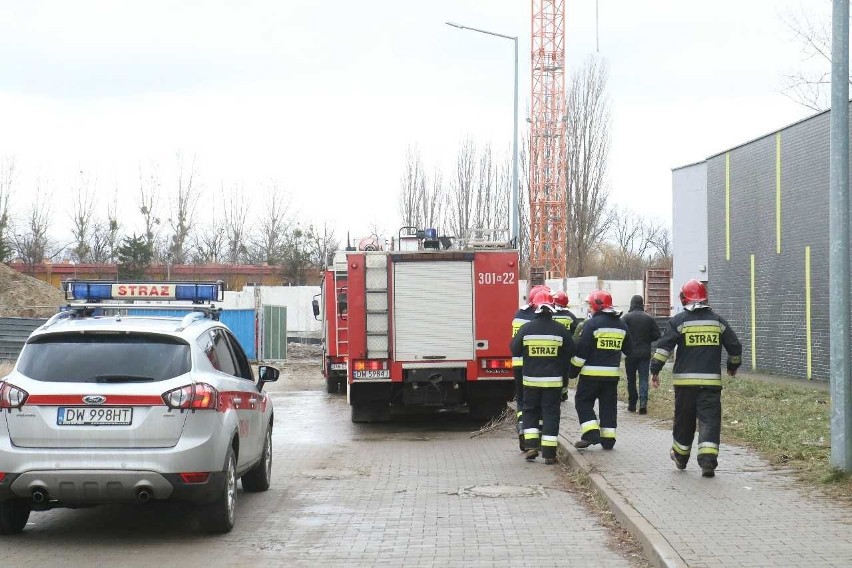 Wrocław: Wypadek na budowie pod Biedronką. Robotnik spadł z dużej wysokości. Helikopter w akcji