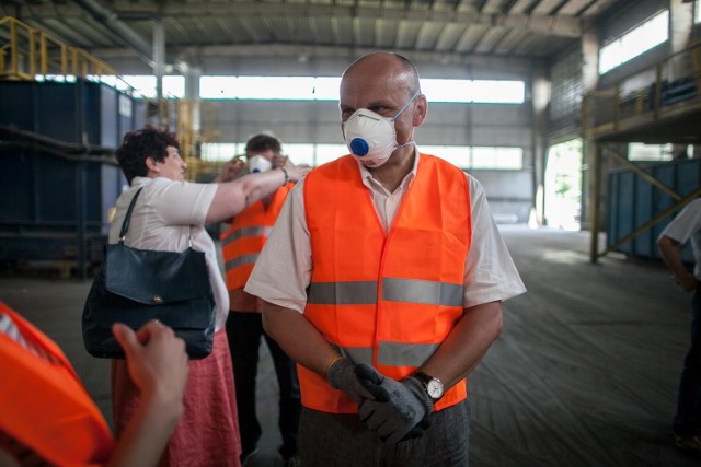 Jak sortować śmieci pokazywał w środę wiceprezydent Łodzi Radosław Stępień.