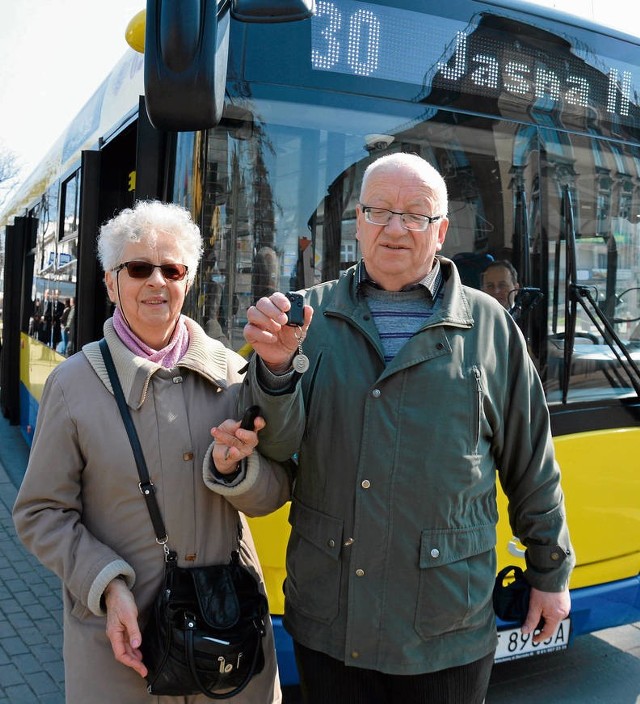 Danuta Flek i Jan Flasiński chwalą nowe rozwiązanie. - Dla osób, które mają kłopoty ze wzrokiem, to naprawdę duża pomoc - mówią