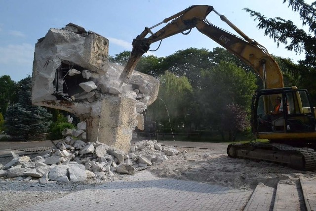 Prace przy rozbiórce starego pomnika rozpoczęły się już o 8.00 rano. Ciężki sprzęt bardzo szybko zburzył "kowadło".