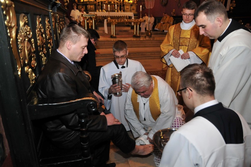 Początek Triduum Paschalnego – biskup myje nogi starcom...