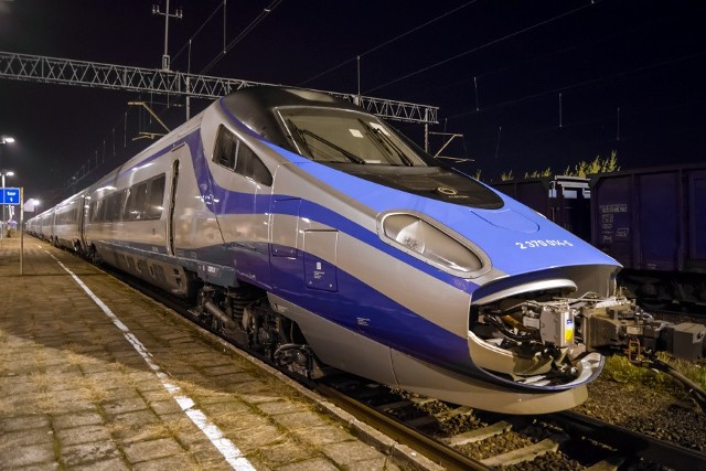 Pociąg Pendolino na stacji w Chałupkach