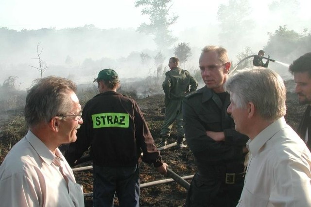 - Za każdym razem, gdy pali się w Linopłycie, mieszkańcy dzwonią z pretensjami - mówi burmistrz Leszek Wiącek (z prawej). W poniedziałek jeszcze nie wiedział, że część składowiska trocin należy do miasta. Teraz również Wołczyn ma problem, co z nim zrobić. Na zdjęciu Włodzimierz Blada, komendant kluczborskich strażaków (z lewej), i kapitan Wojciech Kieszczyński (w środku).