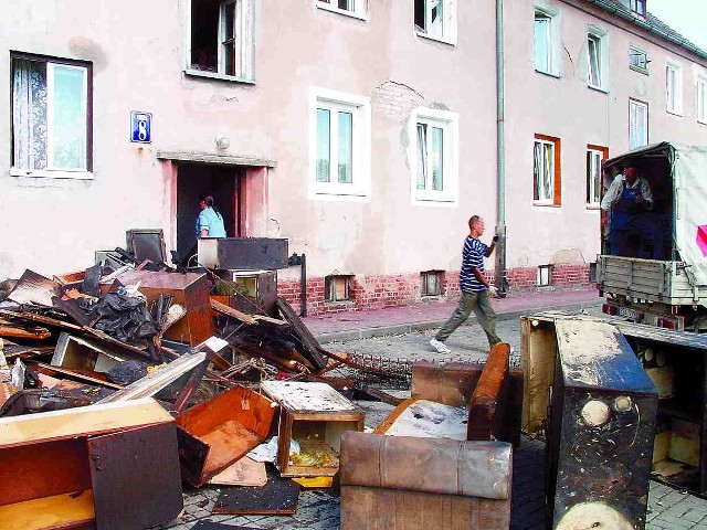 Po zakończeniu akcji gaśniczej rozpoczęto wynoszenie resztek spalonych mebli.