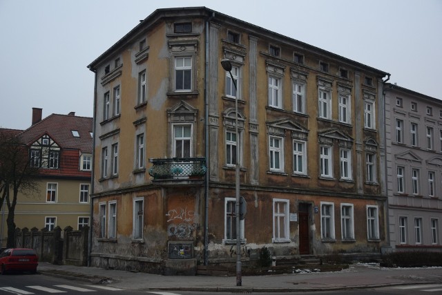 Narożna kamienica przy Limanowskiego 18, jedna z ostatnich tak zaniedbanych w tym rejonie Szczecinka. Mają tu powstać mieszkania socjalne