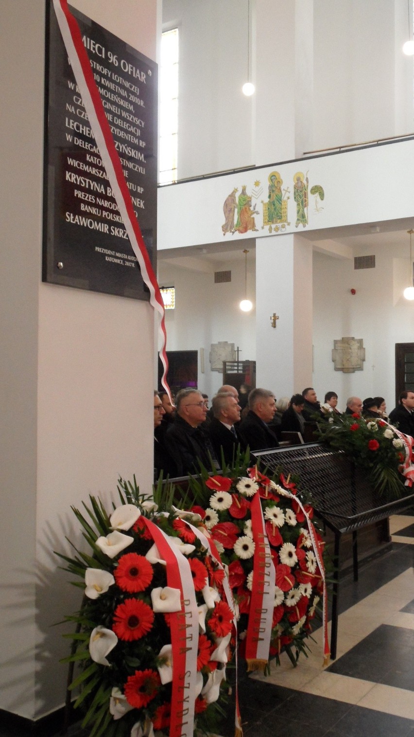 Tablica poświęcona ofiarom katastrofy smoleńskiej w kościele...