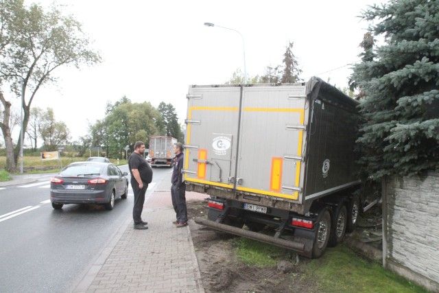 Wypadek w Cieszycach pod Wrocławiem. Kierowca tira staranował płot i wjechał do ogródka