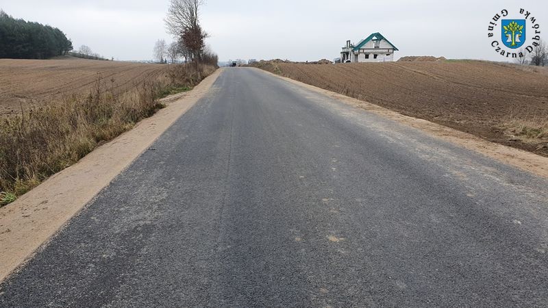 Remontują na potęgę. Leją asfalt w Mydlicie i Kartkowie (ZDJĘCIA)