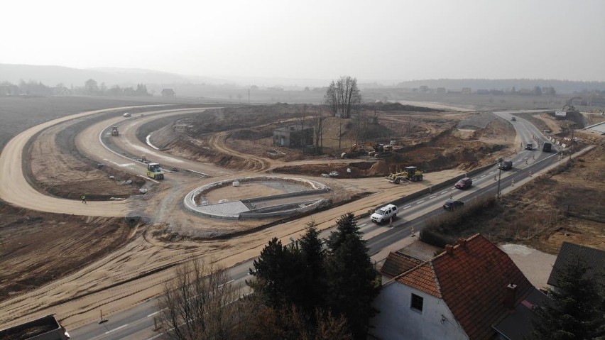 Budowa trasy S7. Węzły drogowe na odcinku Szczepanowice-Widoma wyglądają coraz bardziej okazale [ZDJĘCIA] 27.03