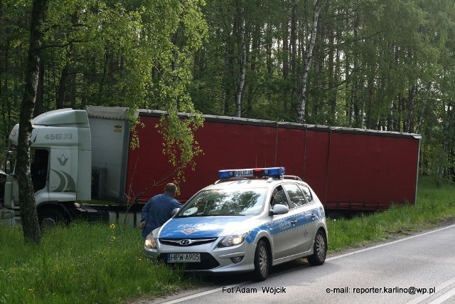 Ciężarówka w Sławoborzu zjechała do rowu.