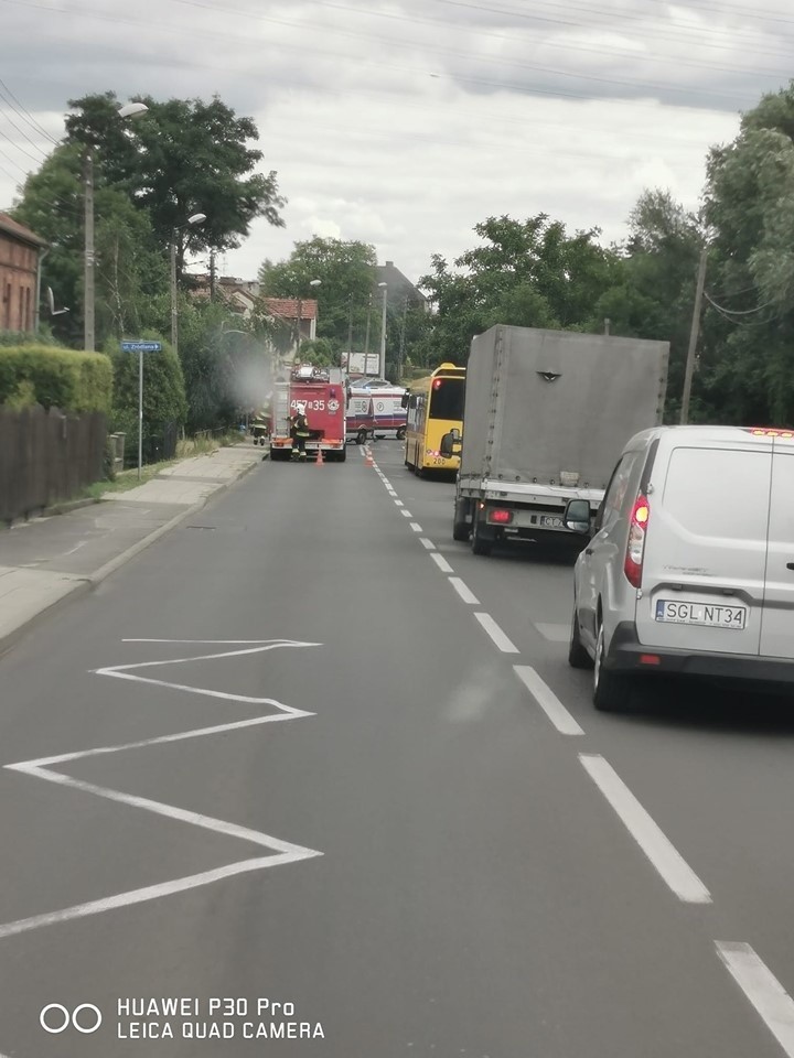 Wypadek w Gliwicach: Samochód uderzył w dom. Jedna osoba została ranna ZDJĘCIA