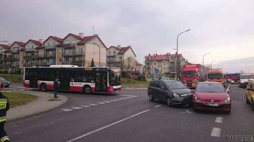 Opel zderzył się z peugeotem na al. Witosa w Opolu. Winny 36-latek, który wymusił pierwszeństwo