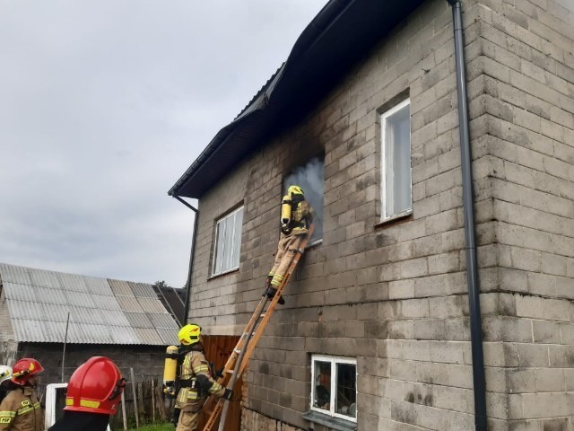 Pożar domu w Kapałowie w gminie Radoszyce. Strażacy odkryli zwęglone zwłoki. Jak doszło do tragedii?