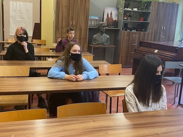 Próbny egzamin ósmoklasisty w Białymstoku 2021. Uczniowie sprawdzają swoją wiedzę [ZDJĘCIA]