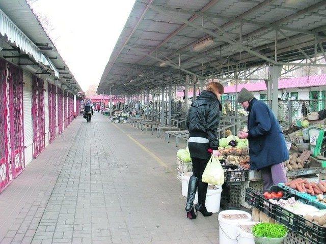 (fot. Dorota Nyk) Już o tej porze roku na targowisku miejskim zielony rynek są pustki.