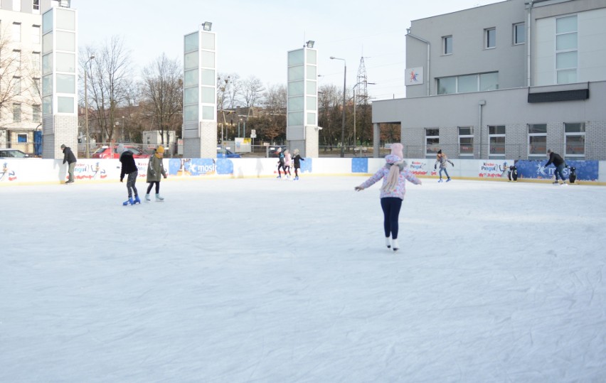Przy ulicy Narutowicza w Radomiu działa sztuczne lodowisko. Można już jeździć na łyżwach