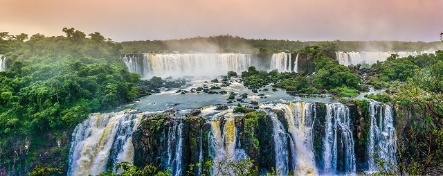 Amazonia to największy las deszczowy na świecie - odpowiada za produkcję ponad 20 procent tlenu w ziemskiej atmosferze. Zielone płuca świata od trzech tygodni stoją w płomieniach. To kolejny w tym roku, zaraz po Syberii, tak duży pożar terenów zielonych. Według szacunków INPE, brazylijskiej agencji badań kosmicznych, w ciągu jednej minuty pożary pochłaniają w tej chwili obszar ponad 10 tys. m kw. Od ubiegłego czwartku zlokalizowano co najmniej 9500 pojedynczych wybuchów ognia.