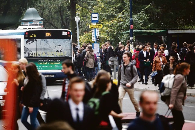 Studentów widać na przystankach