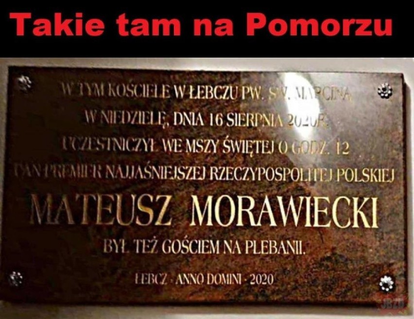Wizyta premiera Mateusza Morawieckiego w Łebczu. Internet śmieje się z tablicy pamiątkowej [MEMY]