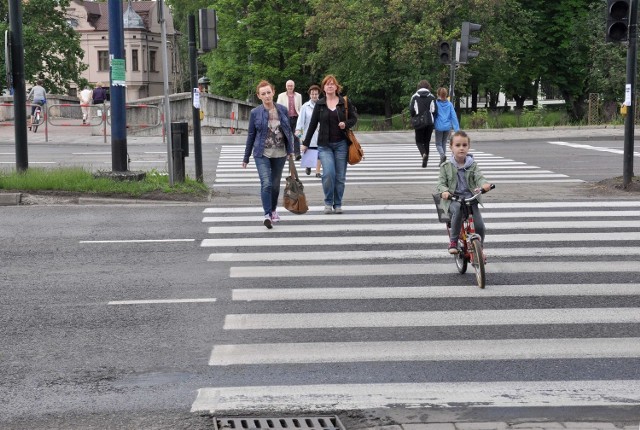 Przejście dla pieszych na skrzyżowaniu ulic Opolskiej i Prądnickiej.