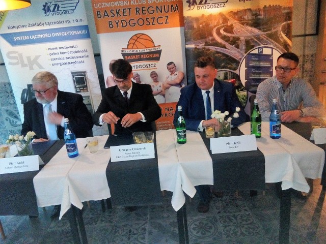 Podpisanie umowy pomiędzy KZŁ a klubem. Od lewej: Piotr Kufel, Grzegorz Owczarek, Piotr Król i Martin Daliga.