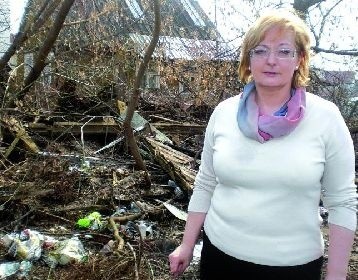 &#8211; To śmietnisko jest pod moimi oknami &#8211; mówi Janina Neter. &#8211; Nie wiem kogo mam jeszcze prosić, aby zrobił tu porządek, ale tak dłużej być nie może.