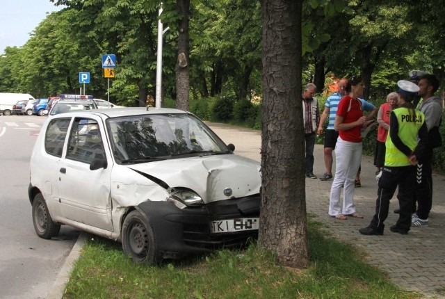Fiat seicento po zderzeniu z nissanem uderzył w drzewo.