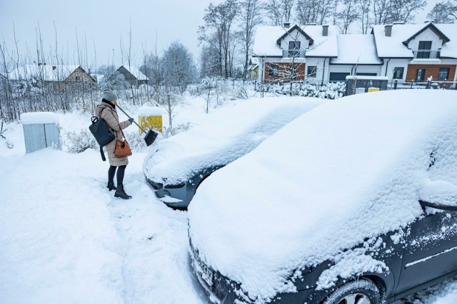 Co grozi za nieodśnieżenie auta? Policjanci mogą ukarać kierowców m.in. za oblepione śniegiem szyby, nieczytelne tablice rejestracyjne lub  jazdę na dziennych światłach w czasie opadów śniegu.