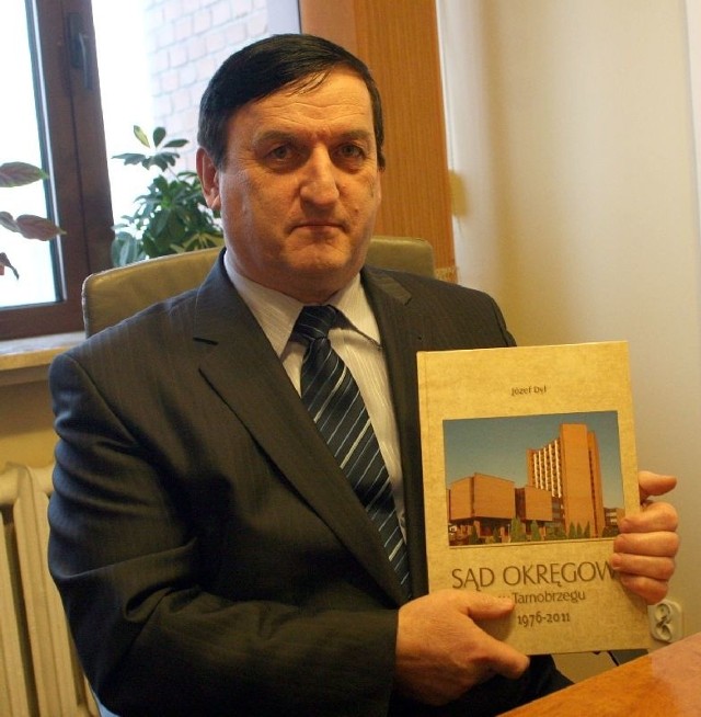 Sędzia Józef Dyl prezentuje książkę "Sąd Okręgowy w Tarnobrzegu 1976 - 2011&#8221; swojego autorstwa.