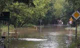 Intensywne opady w Piekarach Śląskich zalały drogi. Ulica Pod Lipami jest nieprzejezdna